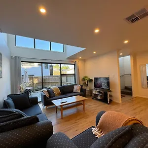 Holiday home No Party Allowed, Entire Brand New 3 Bedroom Townhouse, Free Unlimited Fibre Wifi And Free Parking Wellington